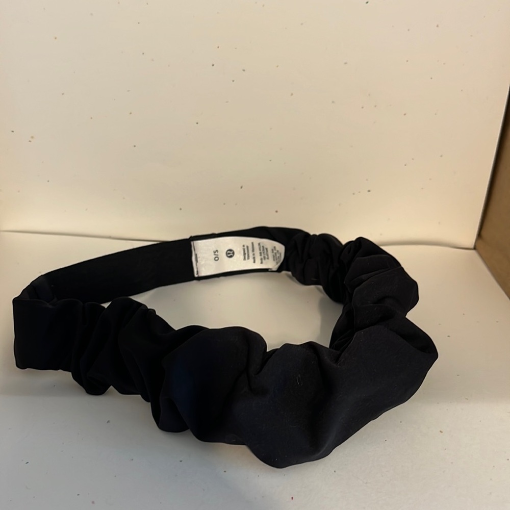 NWOT lululemon headband - black